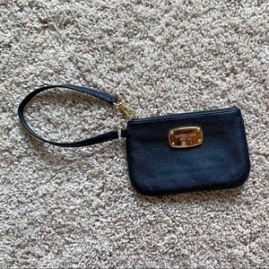 ⚡️Michael Kors Leather black and gold Wristlet